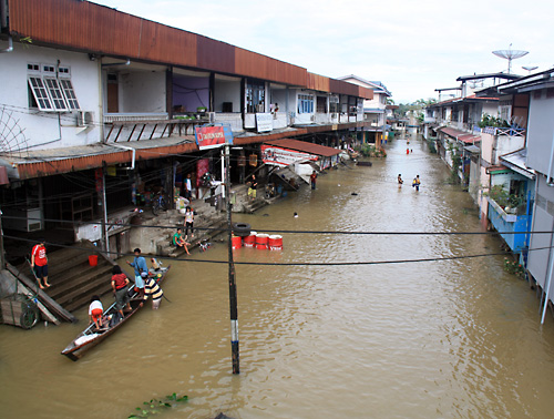 Auch der Schopping-Kompleks Pasar Merdeka stand im Wasser.