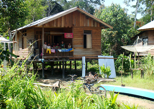 Typisches Haus auf Stelzen in Kapuas Hulu.